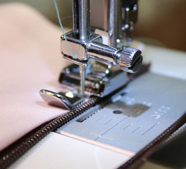 Singer-Zipper-Snap-on-Presser-Foot_RL0ABDRF4IRE.jpg